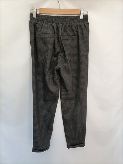 BERSHKA. Pantalón gris rayas T.m