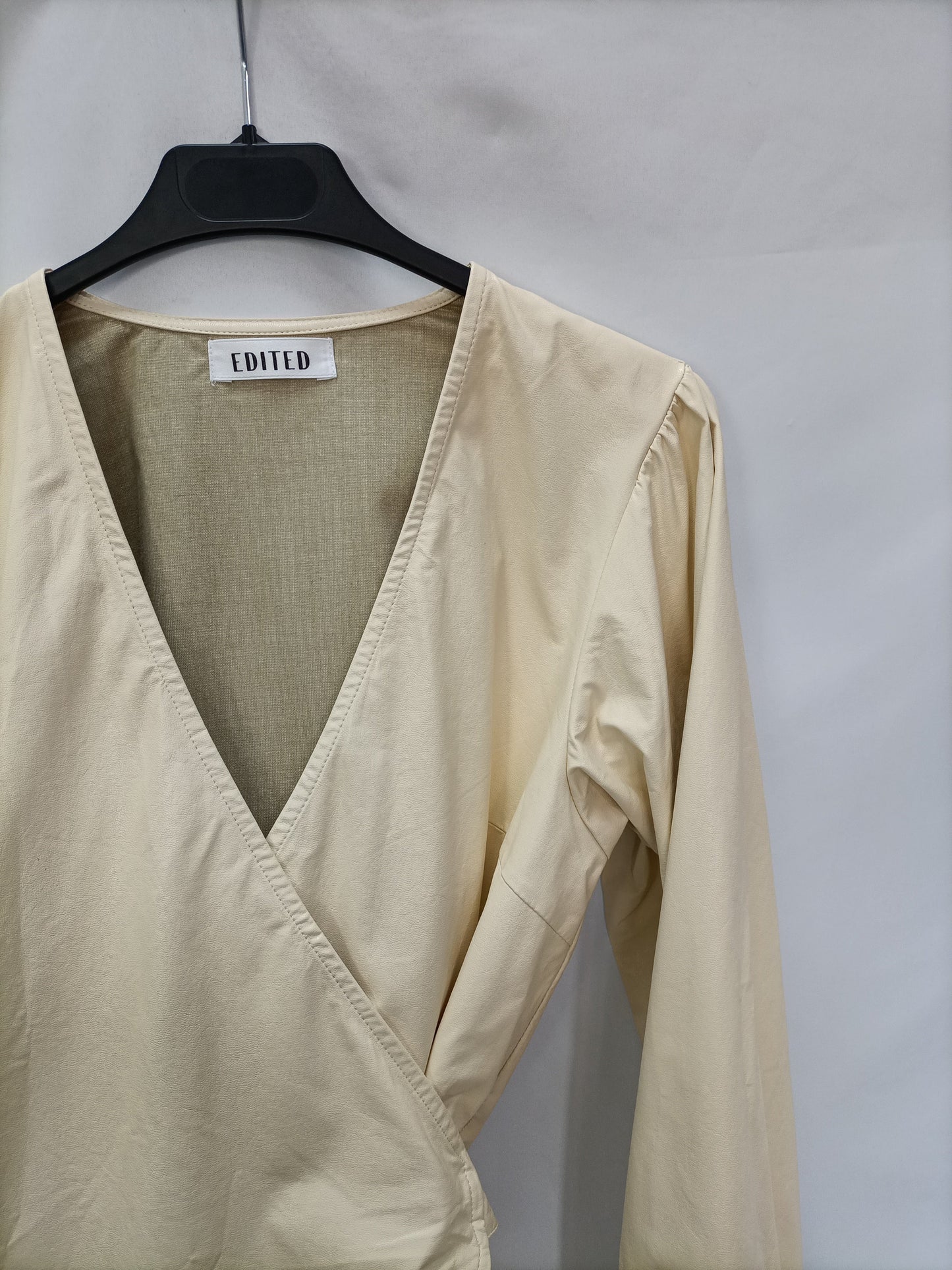 EDITED. Blusa amarillo pastel  T.36