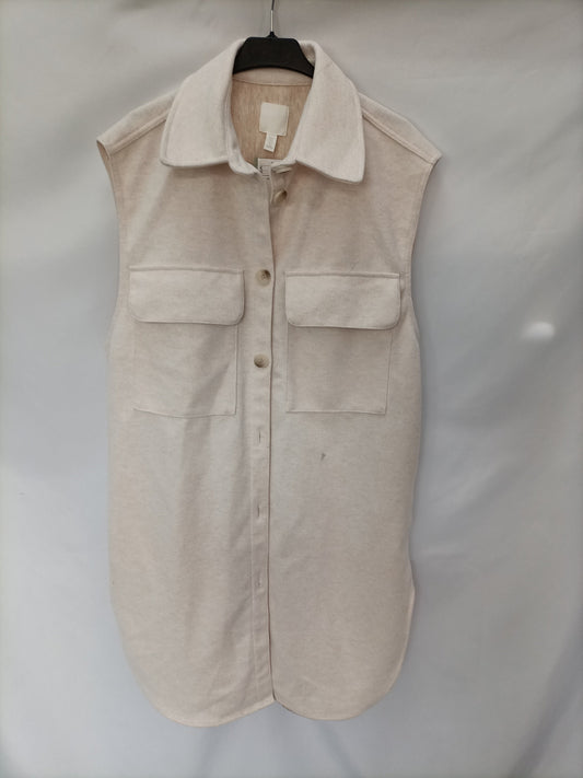 H&M. Chaleco beige frenela T.m (tara)
