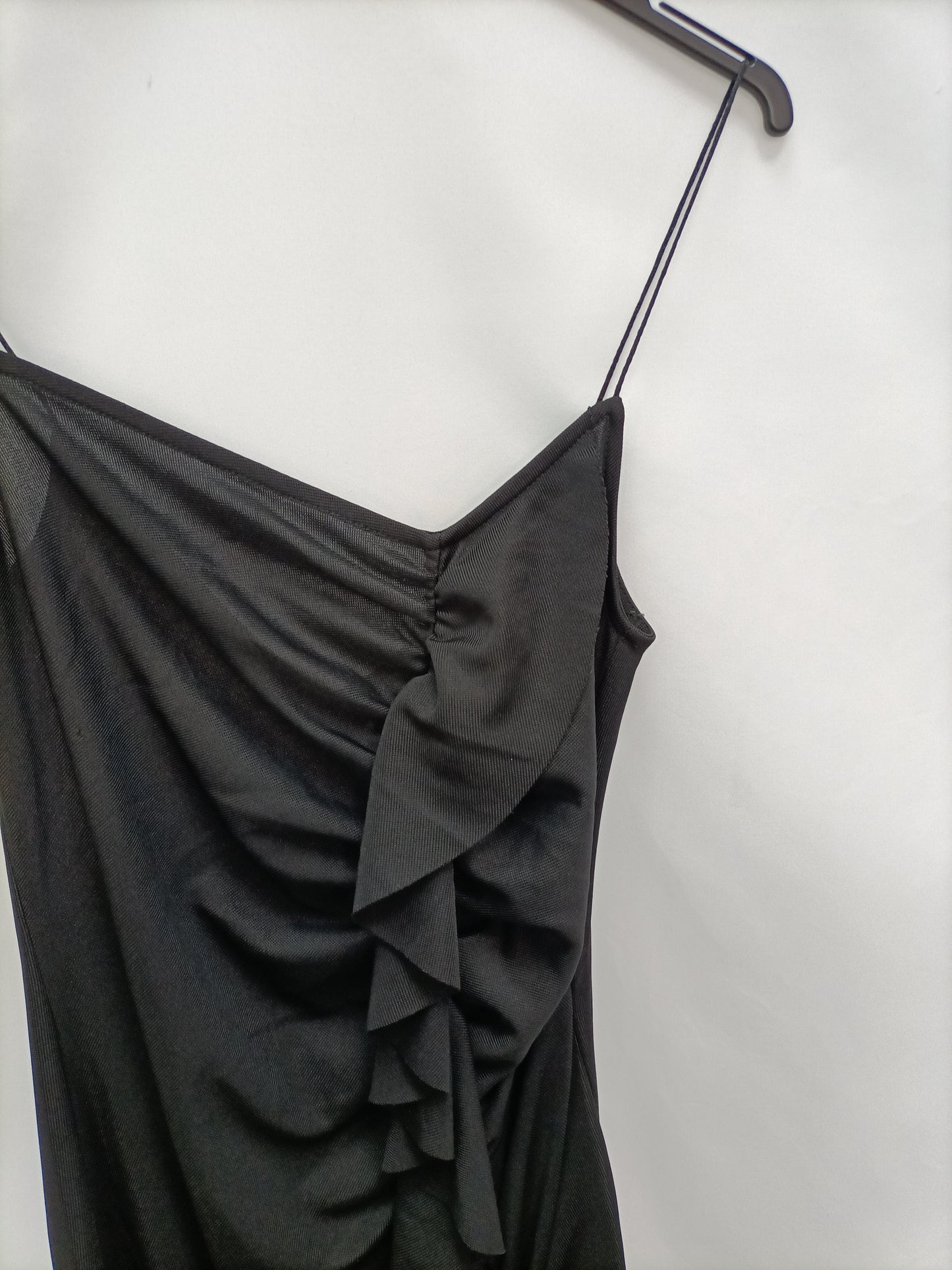 ZARA. Vestido negro fruncido T.m