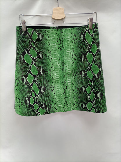 STRADIVARIUS. Falda verde animal print T.40