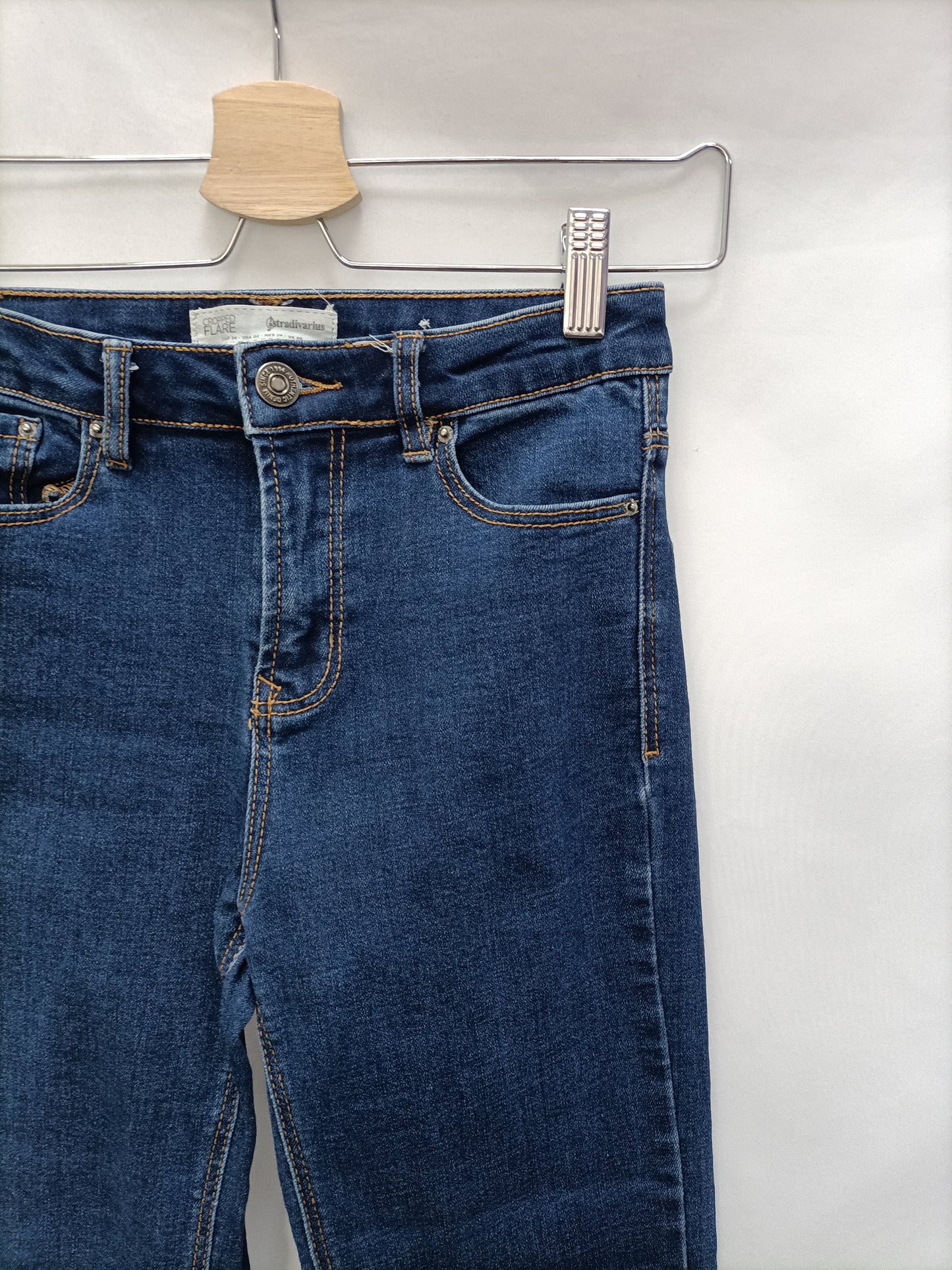 STRADIVARIUS. Pantalón vaquero flecosT.34