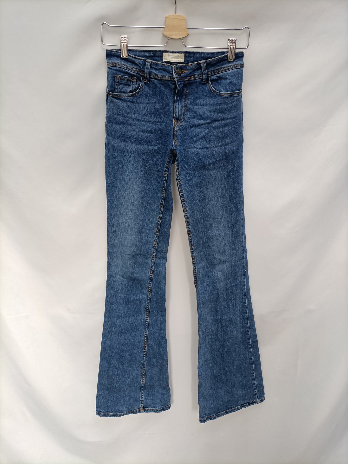 STRADIVARIUS. Pantalón vaquero campana T.34