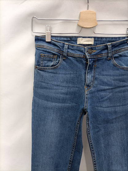 STRADIVARIUS. Pantalón vaquero campana T.34