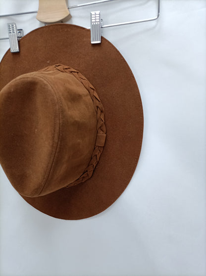 PULL&BEAR. Sombrero camel antelina T.s