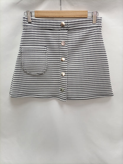 PULL&BEAR. Falda textura negra y blanca T.m