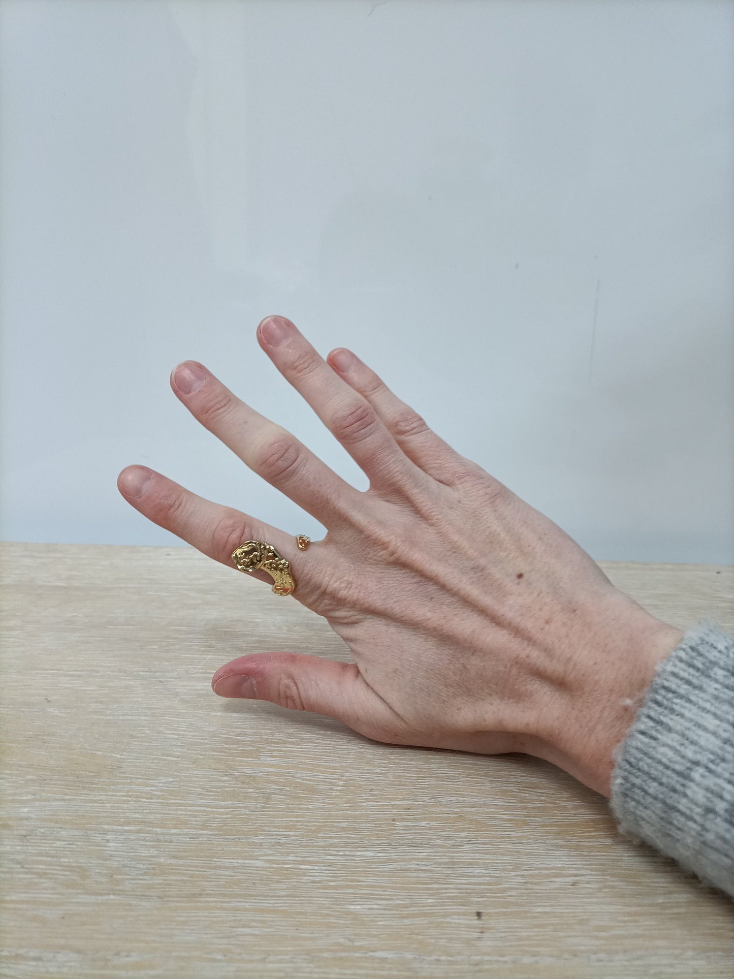 UTERQÜE. Anillo dorado T.14