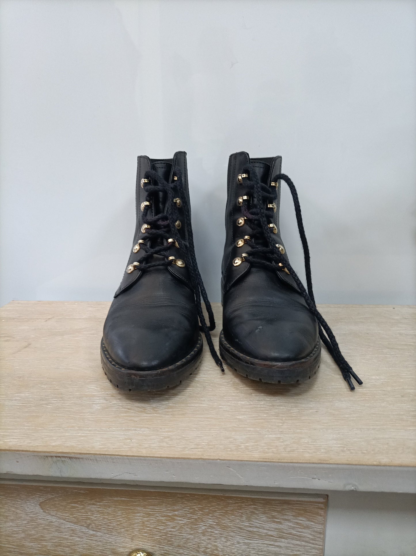MASSIMO DUTTI. Botines negros cordones T.37(tara)