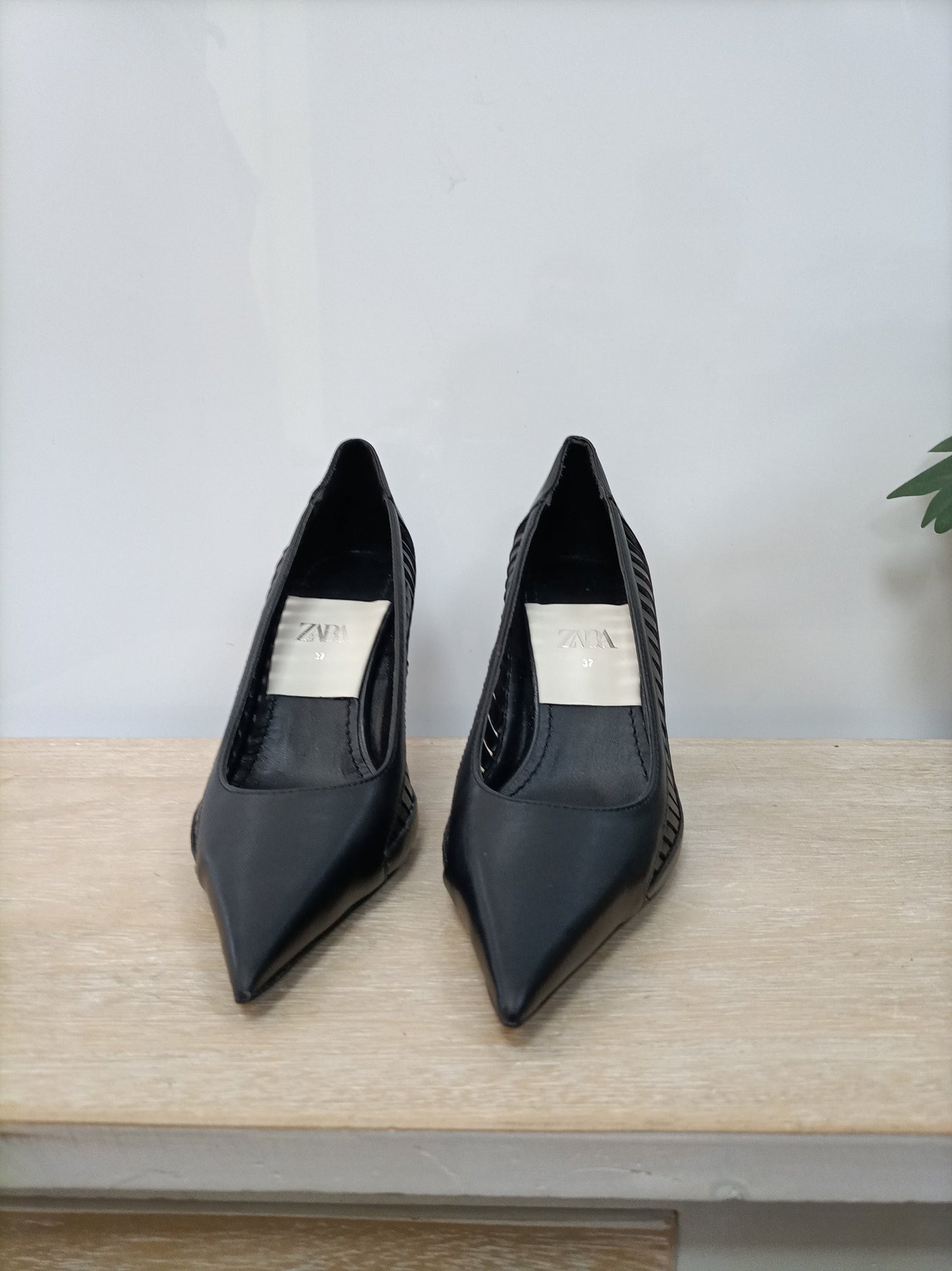 ZARA. Estiletos negros abiertos T.37