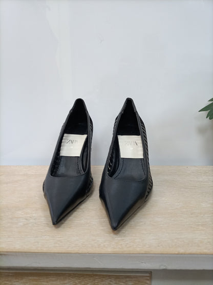 ZARA. Estiletos negros abiertos T.37