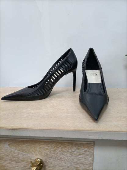 ZARA. Estiletos negros abiertos T.37