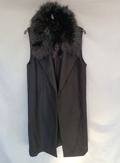 ZARA. Chaleco negro pelo T.s