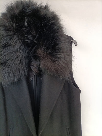 ZARA. Chaleco negro pelo T.s