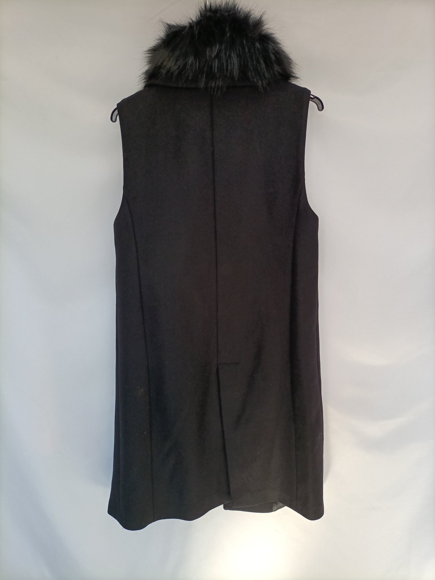 ZARA. Chaleco negro pelo T.s