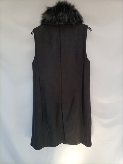 ZARA. Chaleco negro pelo T.s