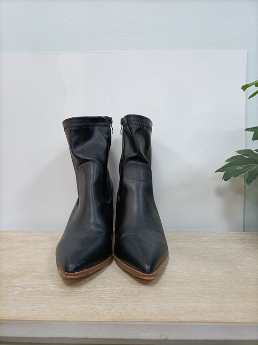 QUANTIQLO. Black leatherette ankle boot size 38 (tare)