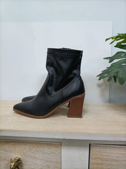 QUANTIQLO. Botín negro polipiel T. 38 (tara)