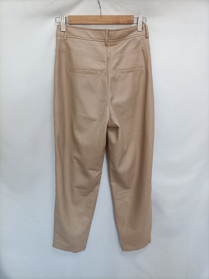 MANGO. Pantalón beige polipiel  T.34 (tara)