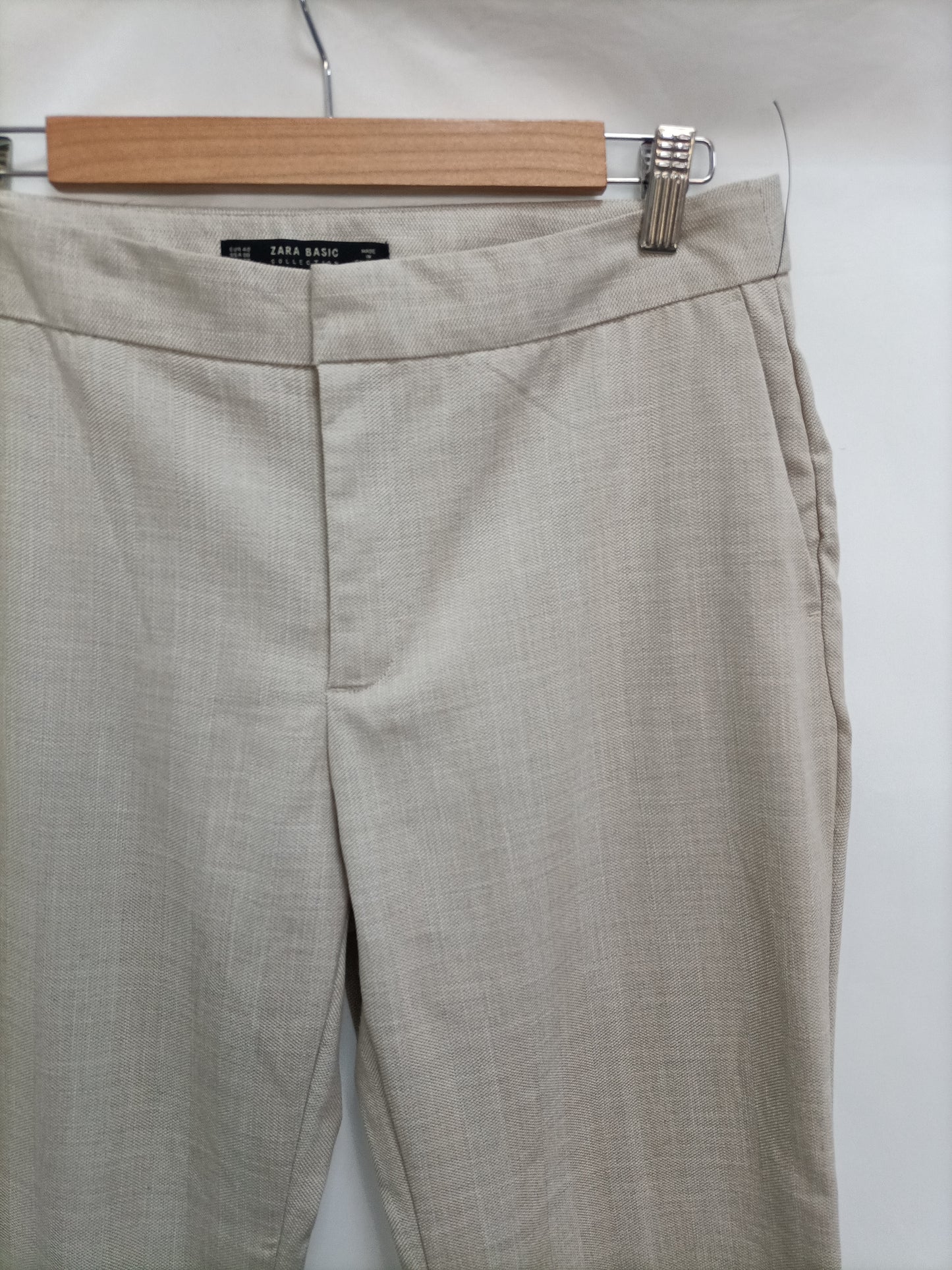 ZARA. Pantalón beige de vestir T.40