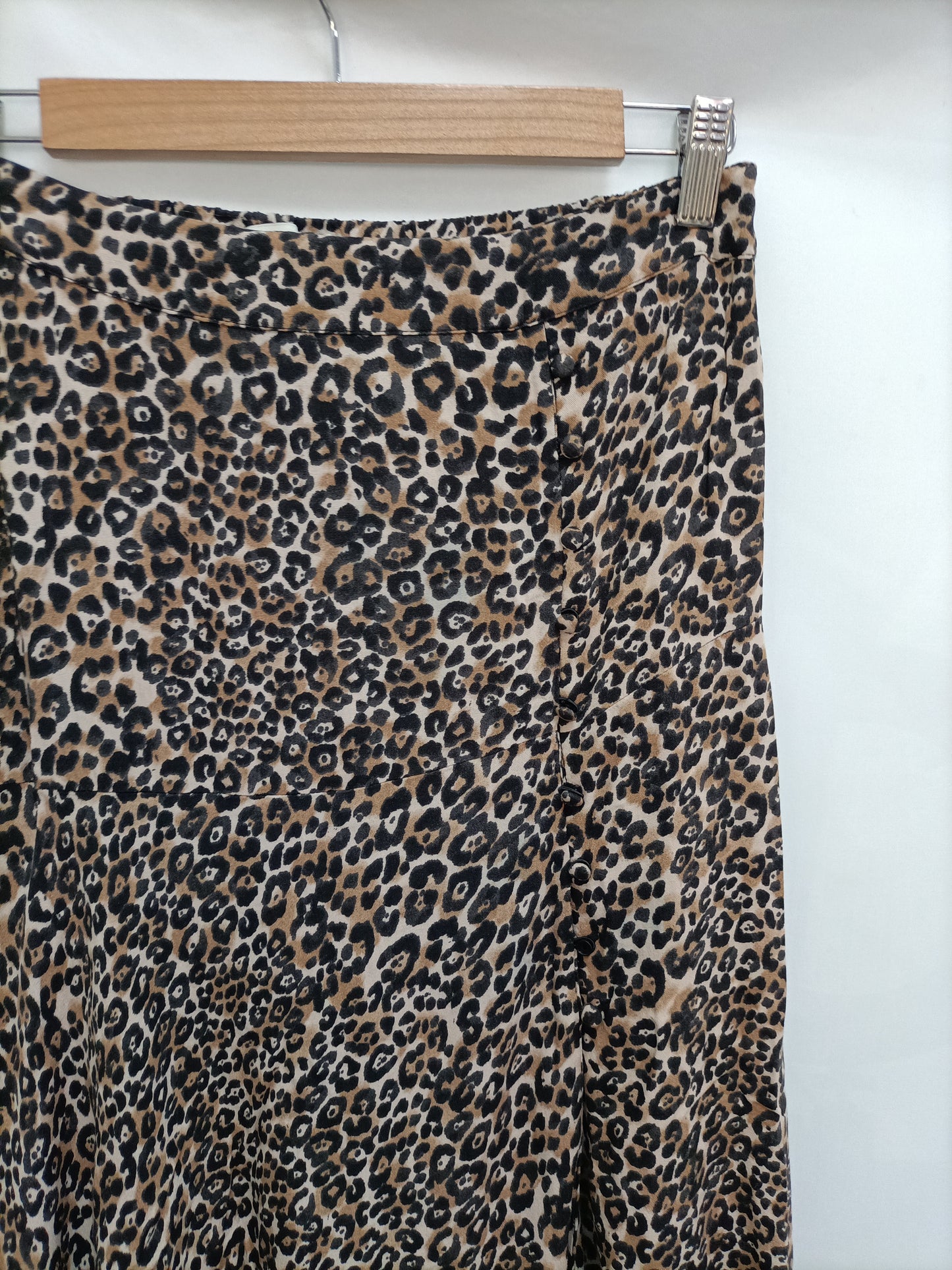 STRADIVARIUS. Falda animal print T.l