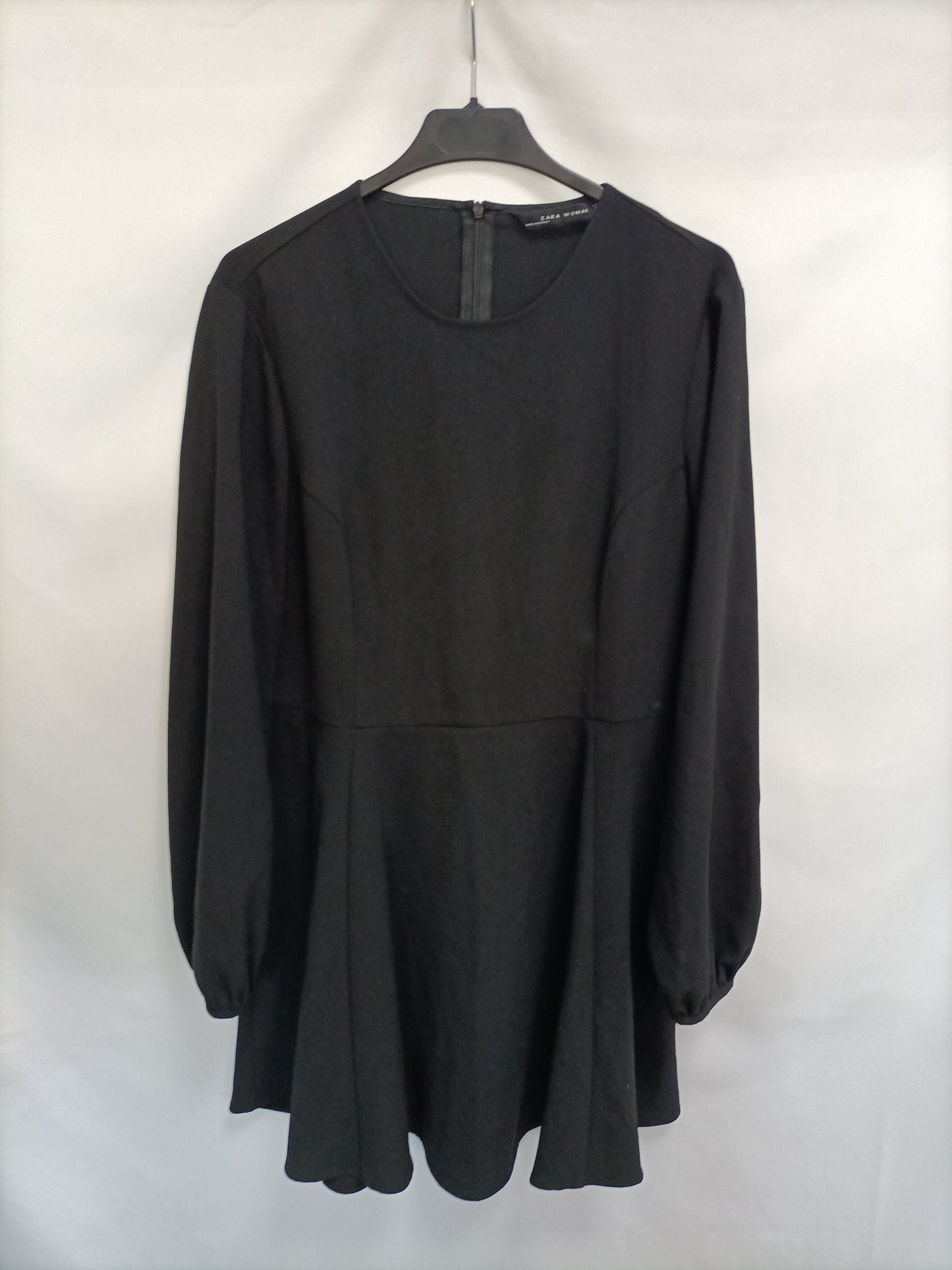 ZARA. Vestido corto negro T.l