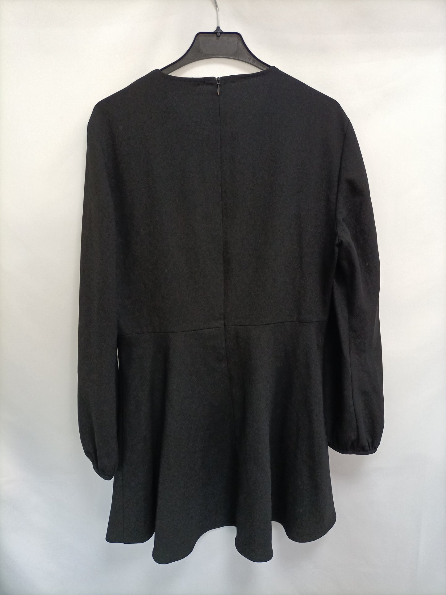 ZARA. Vestido corto negro T.l