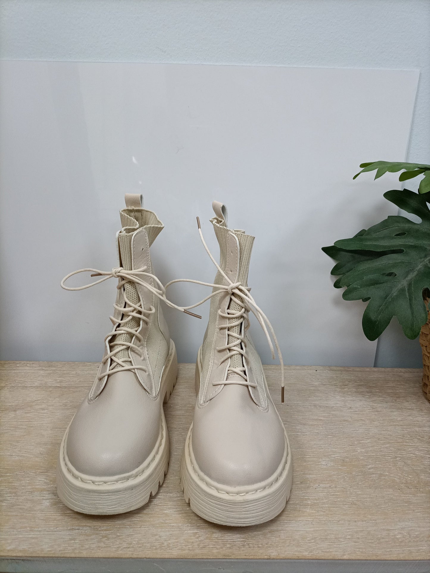 OTRAS. Botas beige polipiel T.36,5