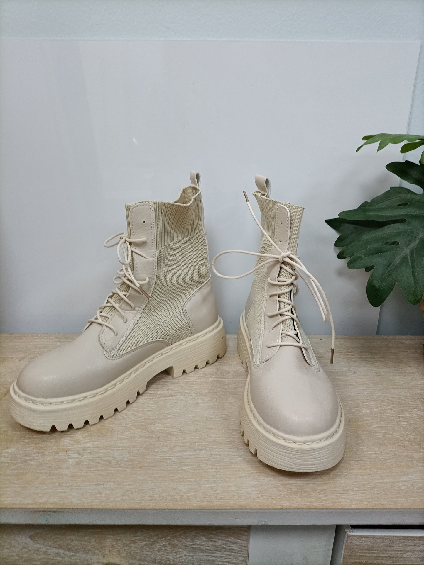 OTRAS. Botas beige polipiel T.36,5