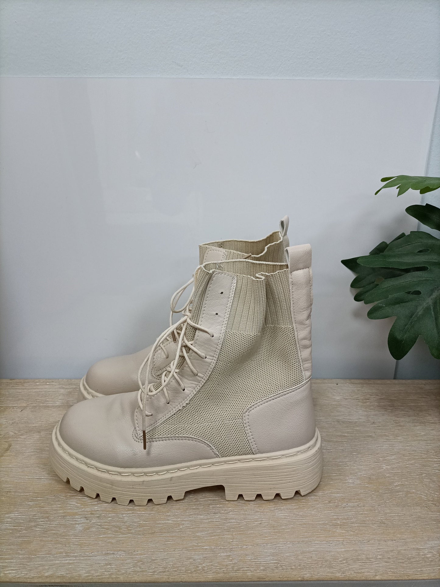 OTRAS. Botas beige polipiel T.36,5