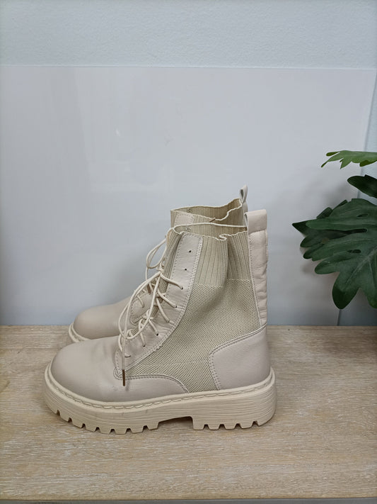 OTRAS. Botas beige polipiel T.36,5
