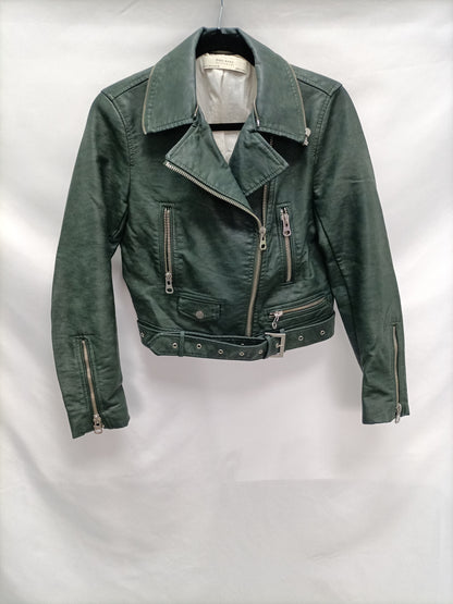 ZARA. Cazadora verde polipiel T.m