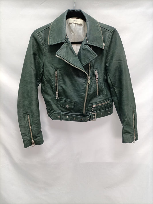 ZARA. Cazadora verde polipiel T.m