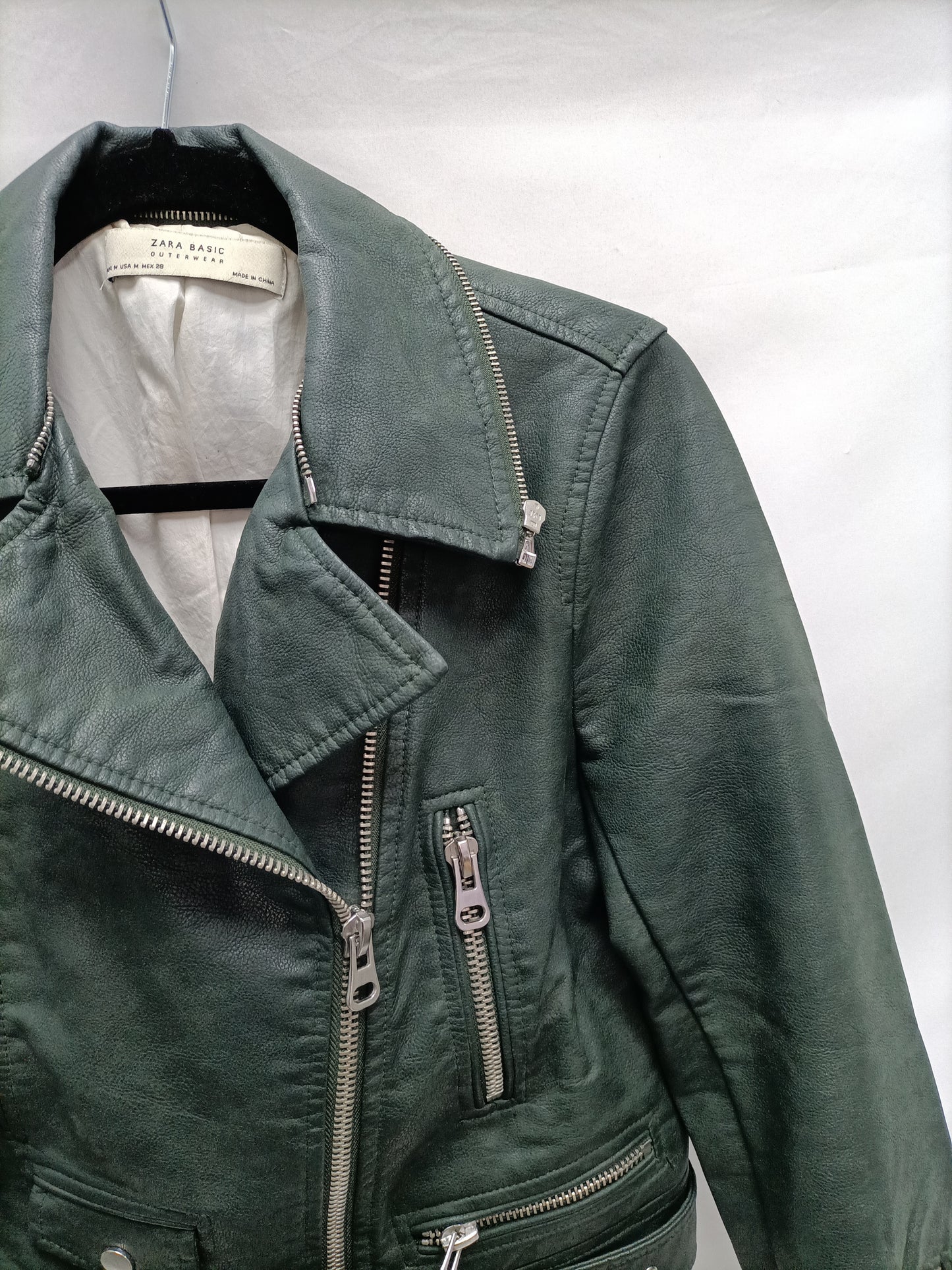 ZARA. Cazadora verde polipiel T.m