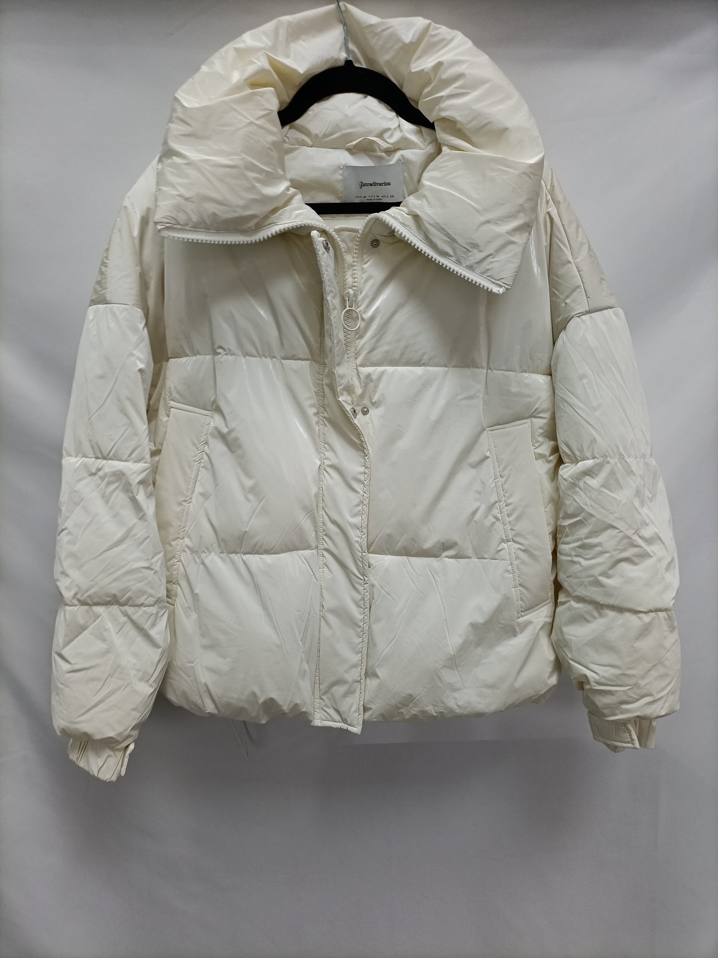 STRADIVARIUS. Plumas beige crudo T.m