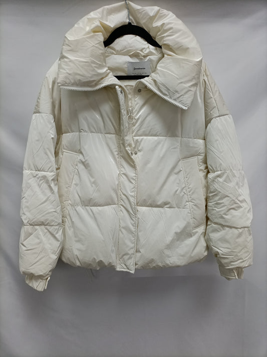 STRADIVARIUS. Plumas beige crudo T.m