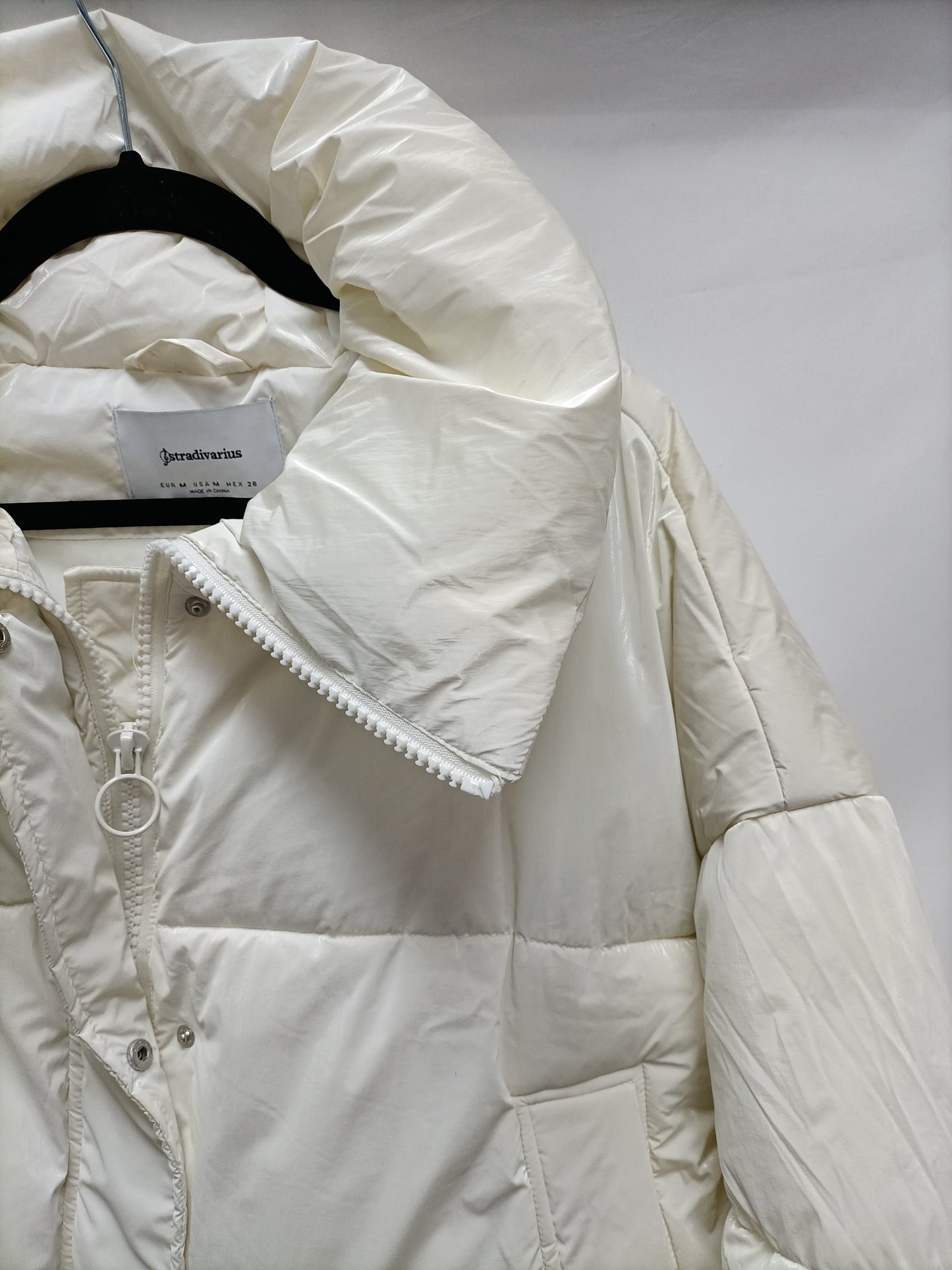 STRADIVARIUS. Plumas beige crudo T.m