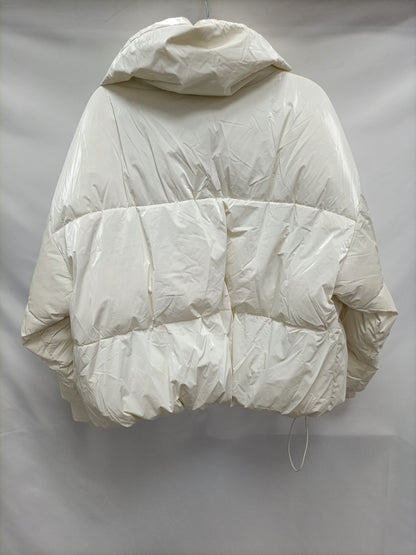 STRADIVARIUS. Plumas beige crudo T.m