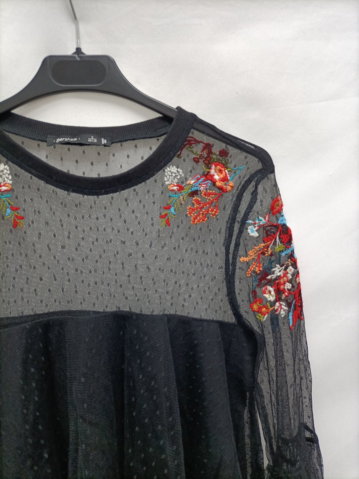 BERSHKA. Top plumeti bordado T.s