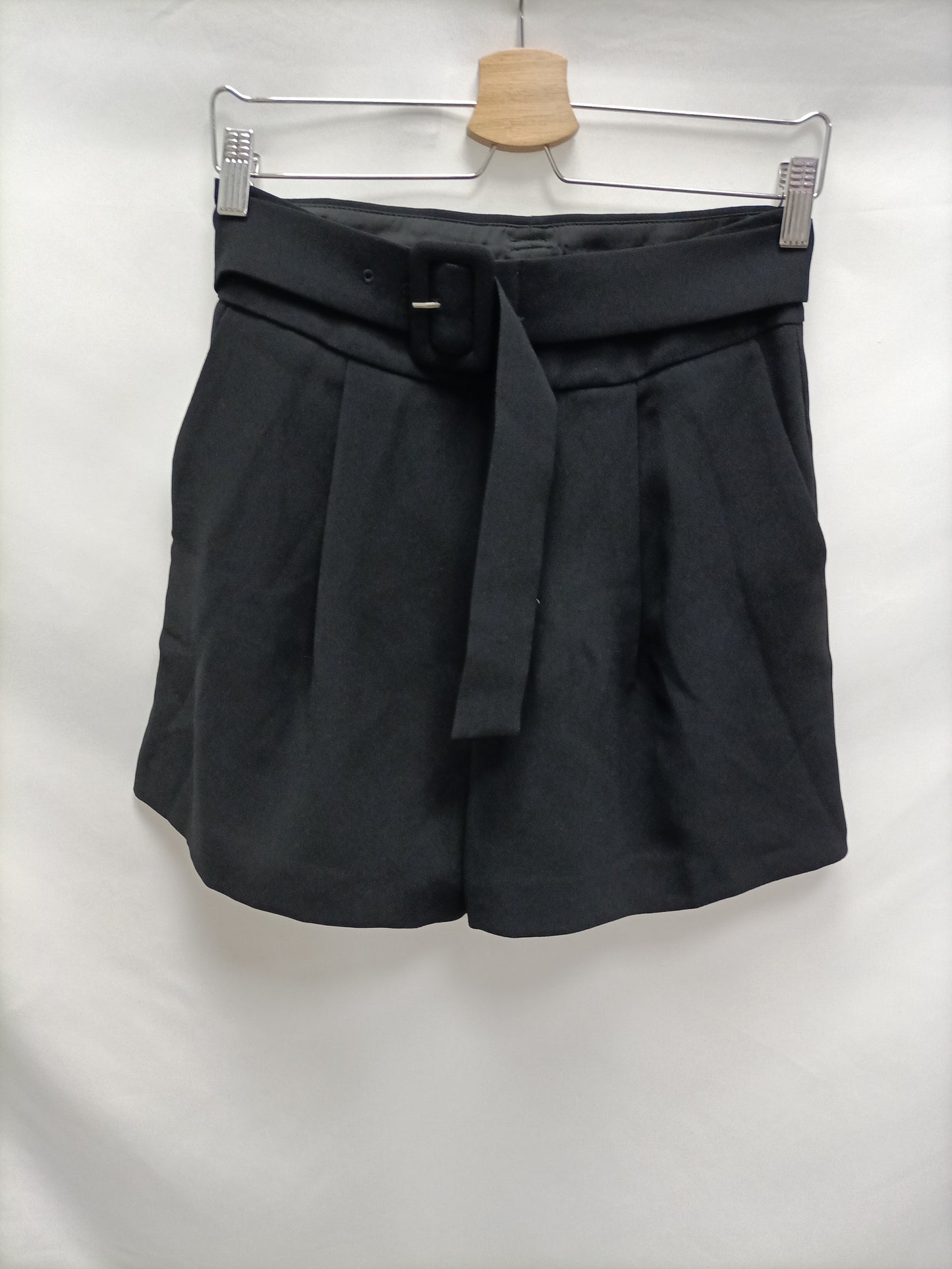 MANGO. Pantalón corto fluido T.36