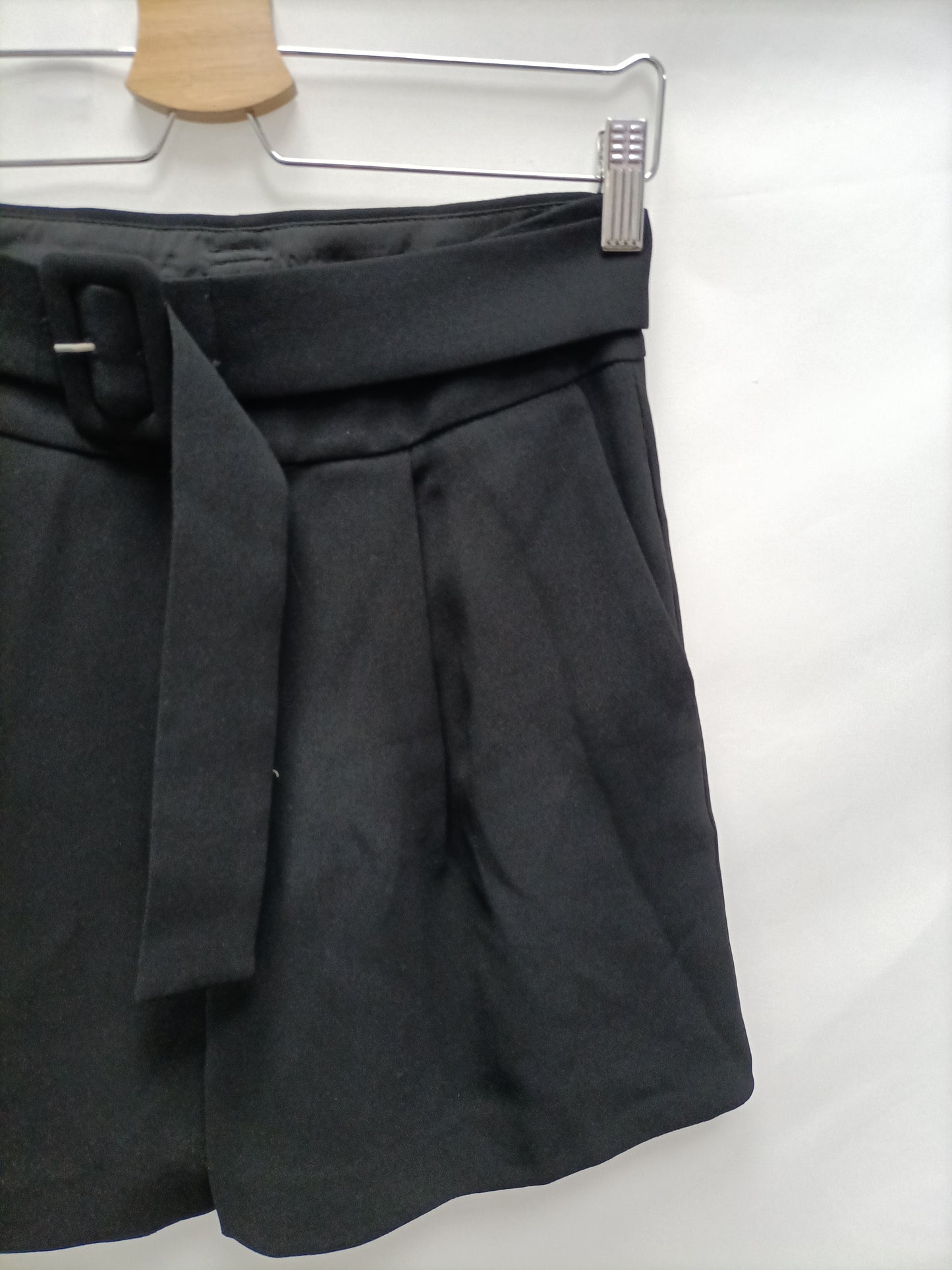 MANGO. Pantalón corto fluido T.36