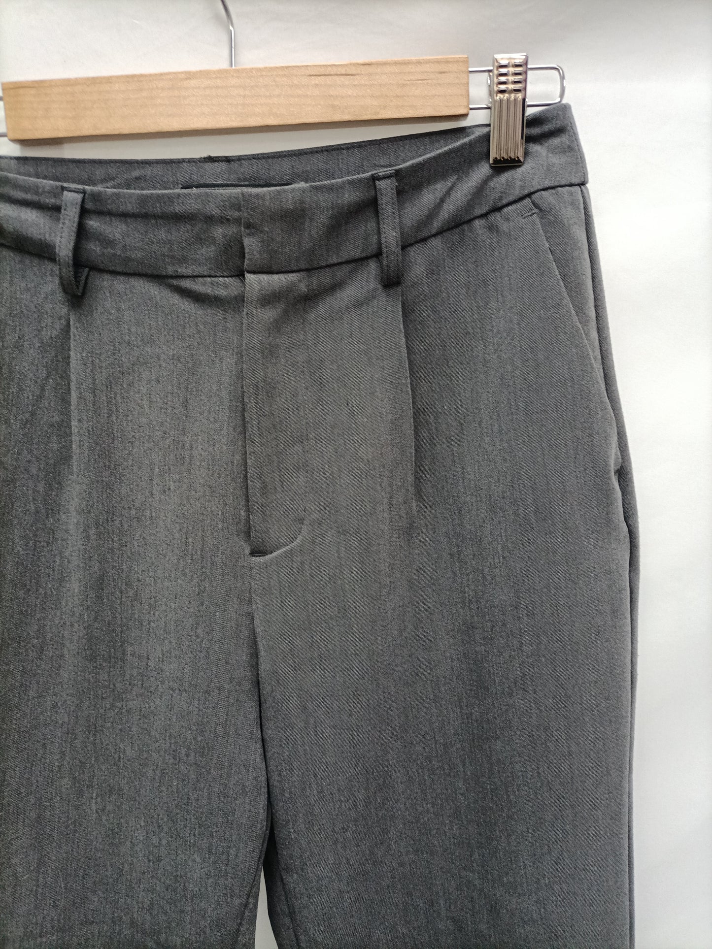 STRADIVARIUS. Pantalón gris fluido T.36