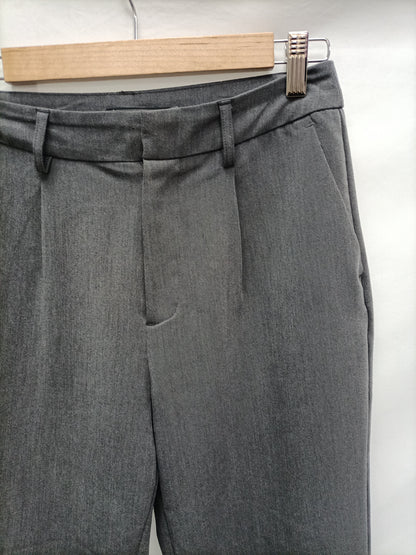 STRADIVARIUS. Pantalón gris fluido T.36
