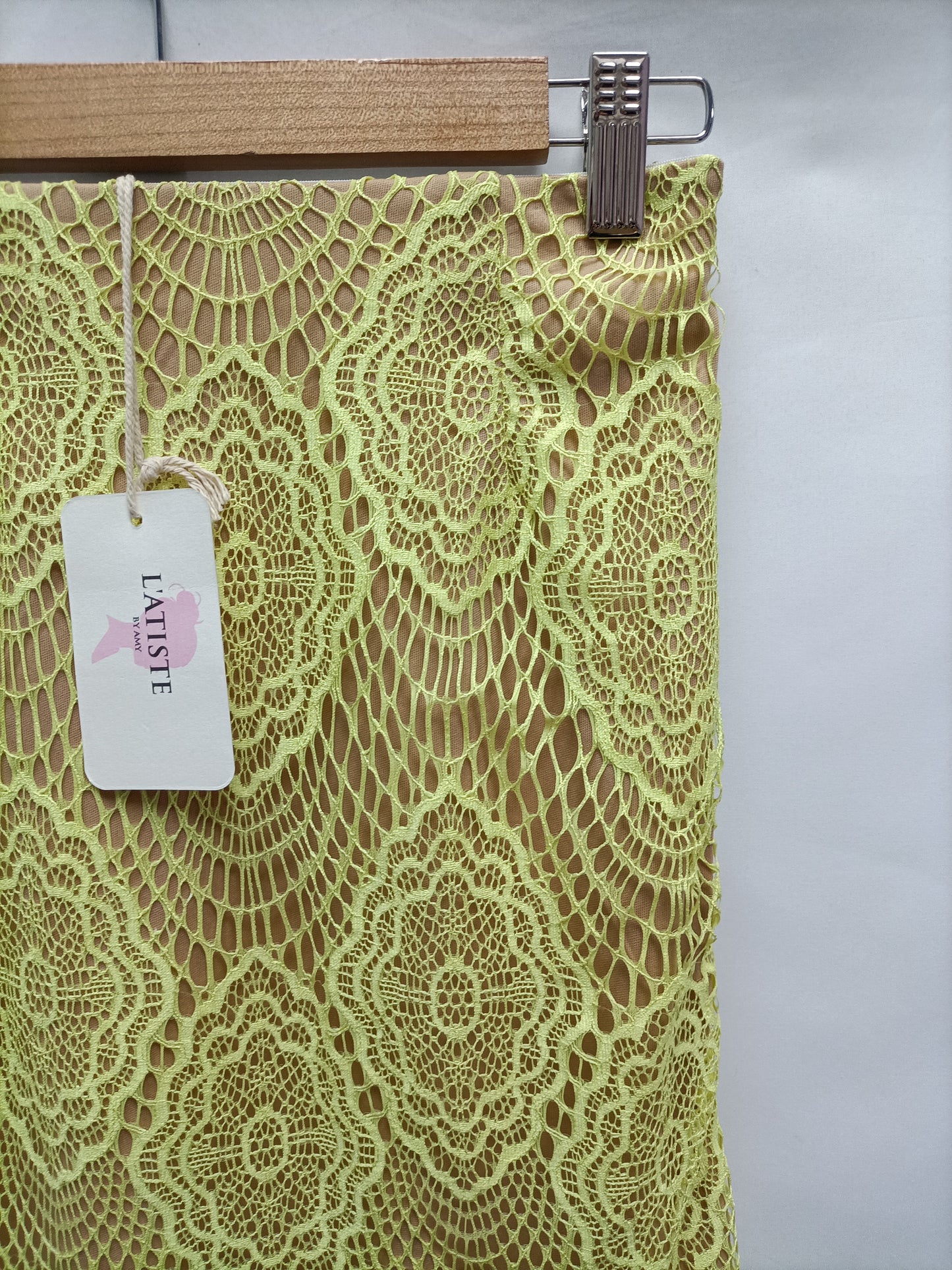 L'ATISTE. Yellow lace skirt Ts