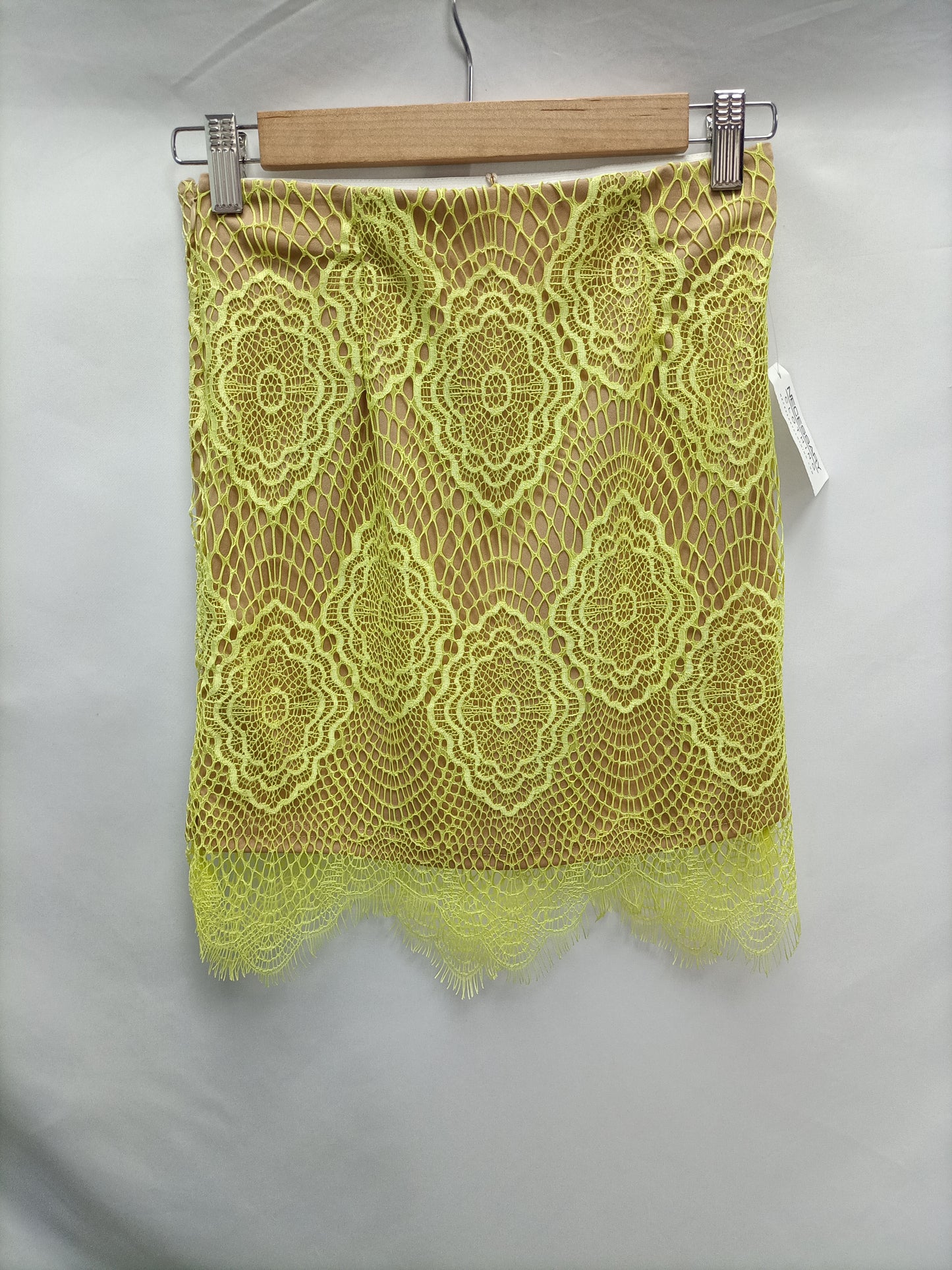 L'ATISTE. Yellow lace skirt Ts