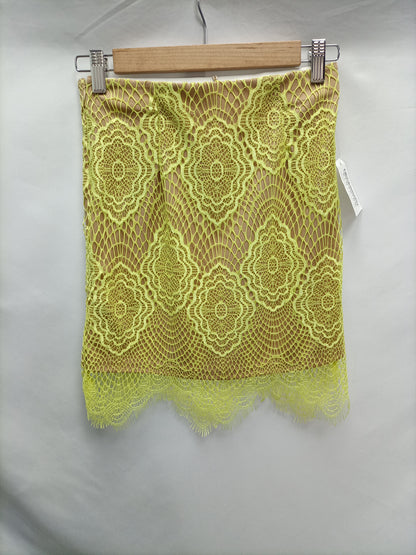L'ATISTE. Yellow lace skirt Ts