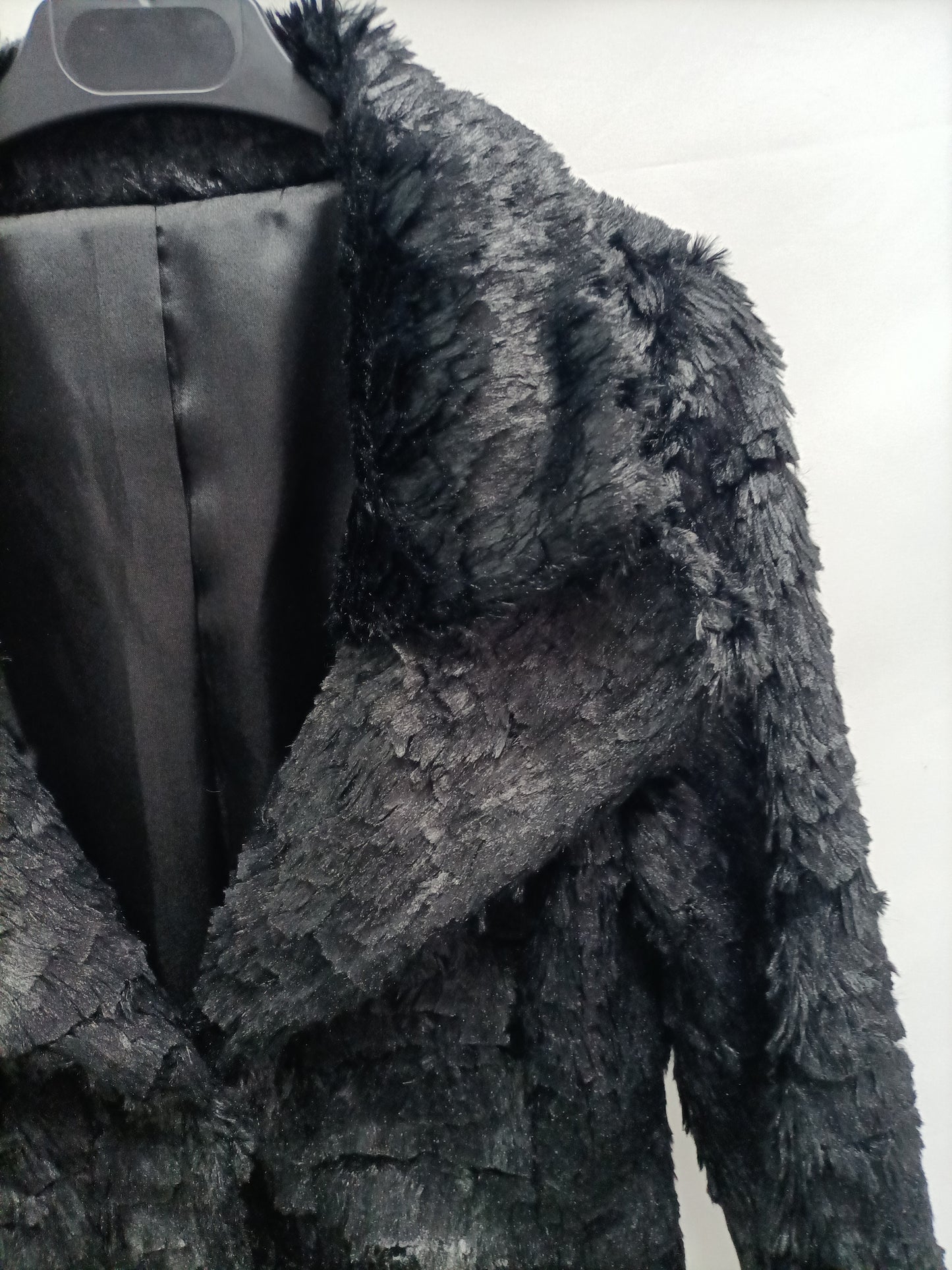 OTRAS. Chaqueta negra pelo T.u(s)