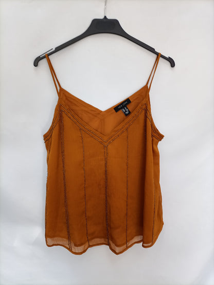 NEW LOOK. Top mostaza pedrería T.40