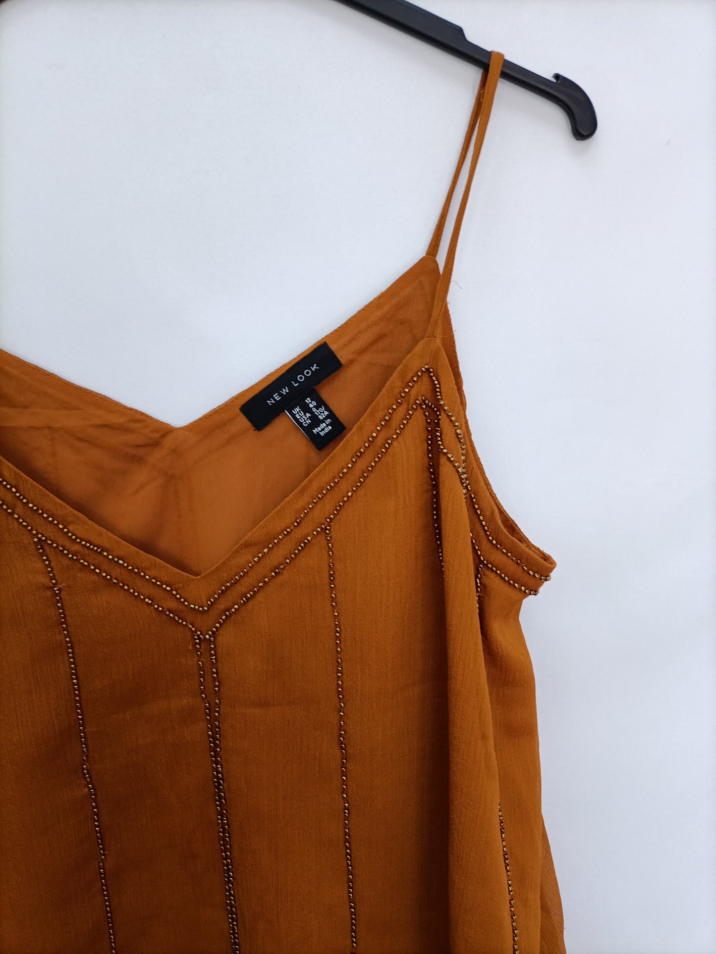 NEW LOOK. Top mostaza pedrería T.40