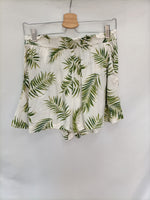 H&M. Shorts blancos hojas T.40