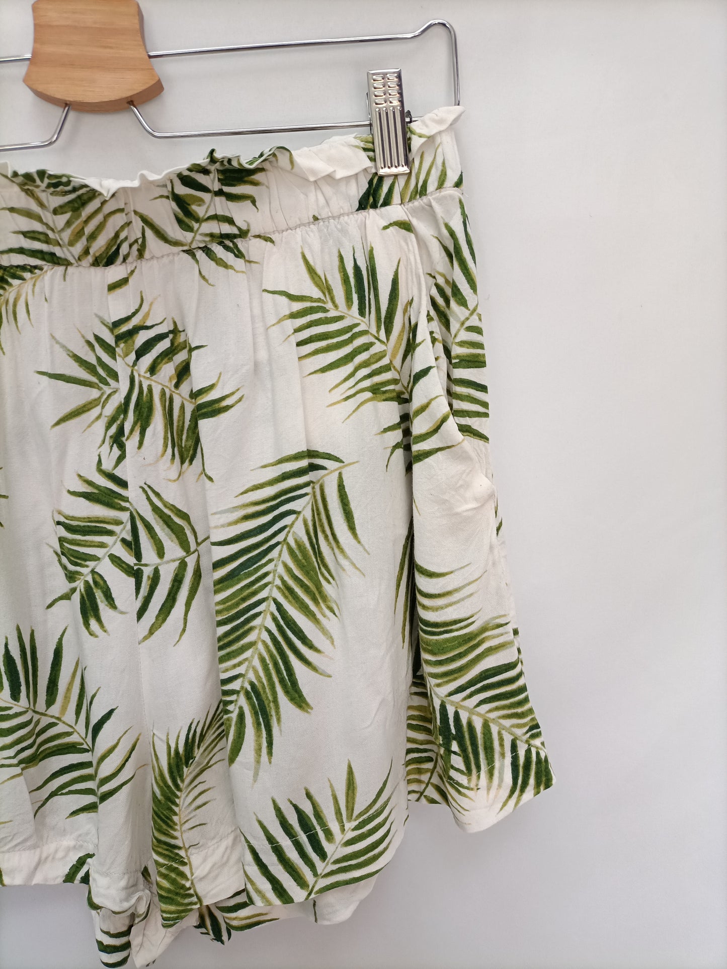 H&M. Shorts blancos hojas T.40